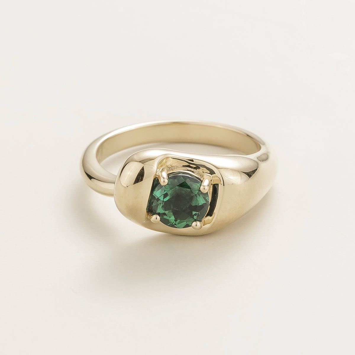 Fava round lab-grown emerald solitaire ring in white gold, sculpted pebble setting, front view | Juvetti London