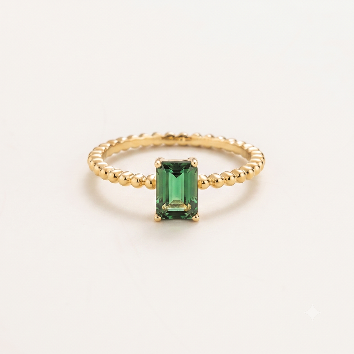 Fondi emerald-cut lab-grown emerald beaded band ring in gold – front view | Juvetti London