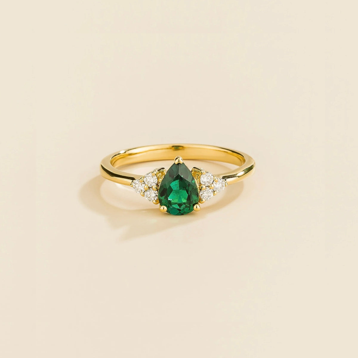 Pear-cut lab-grown emerald and diamond ring in gold – front view | Pisa by Juvetti
