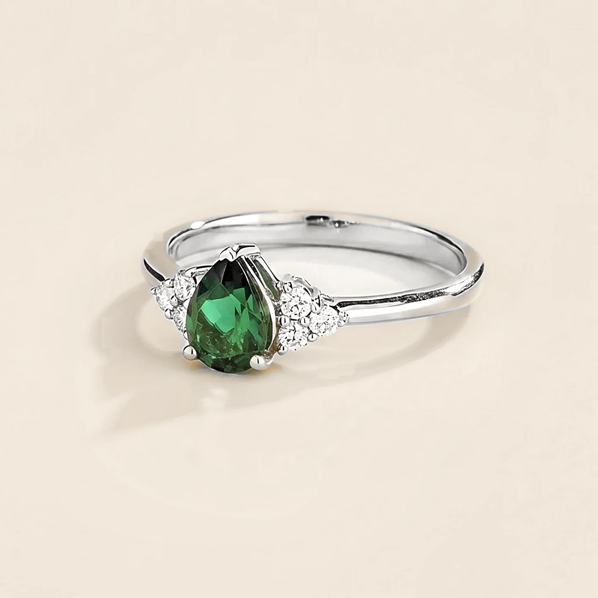 Pear-cut lab-grown emerald and diamond ring in white gold – side view | Pisa by Juvetti
