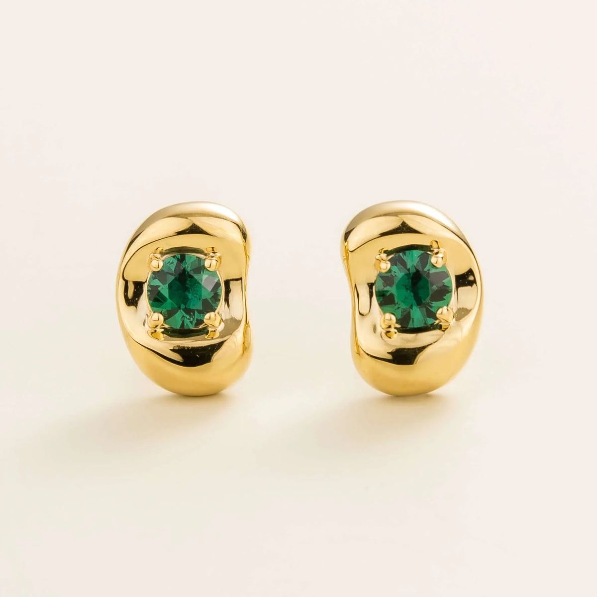 Fava round lab-grown emerald stud earrings in gold, sculpted pebble setting, front view | Juvetti London