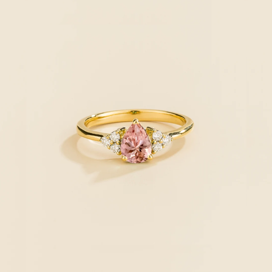 Pear-cut lab-grown morganite and diamond ring in gold – front view | Pisa by Juvetti