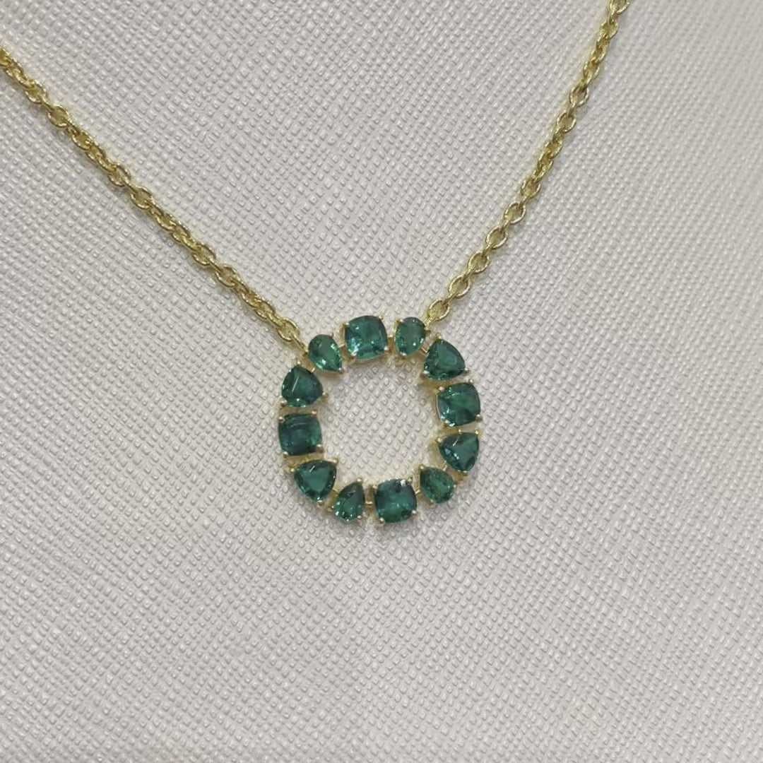 Glorie gold necklace set with Emerald