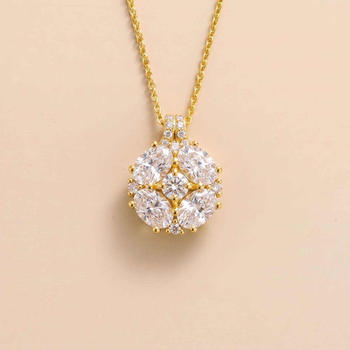 Pristi four-petal lab-grown diamond cluster pendant in gold – angled view | Juvetti