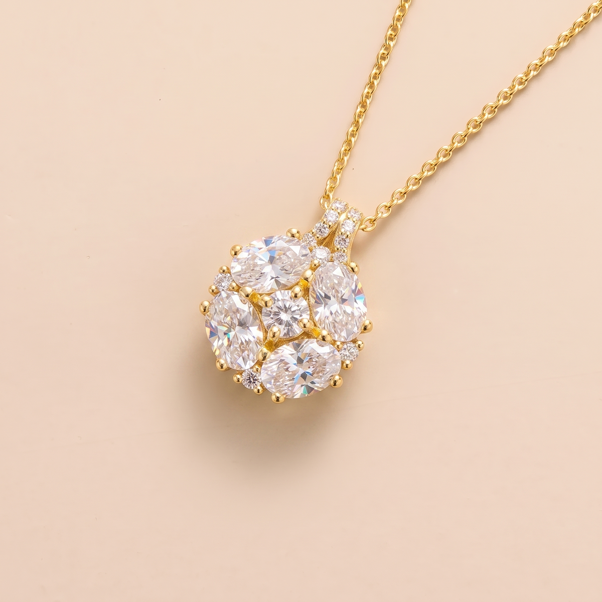 Pristi oval diamond flower cluster pendant necklace in gold – front view | Juvetti