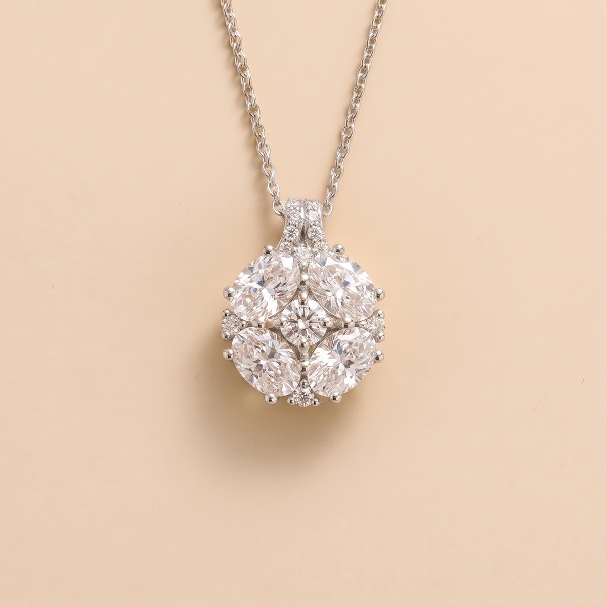 Pristi oval diamond flower cluster pendant necklace in white gold – front view | Juvetti