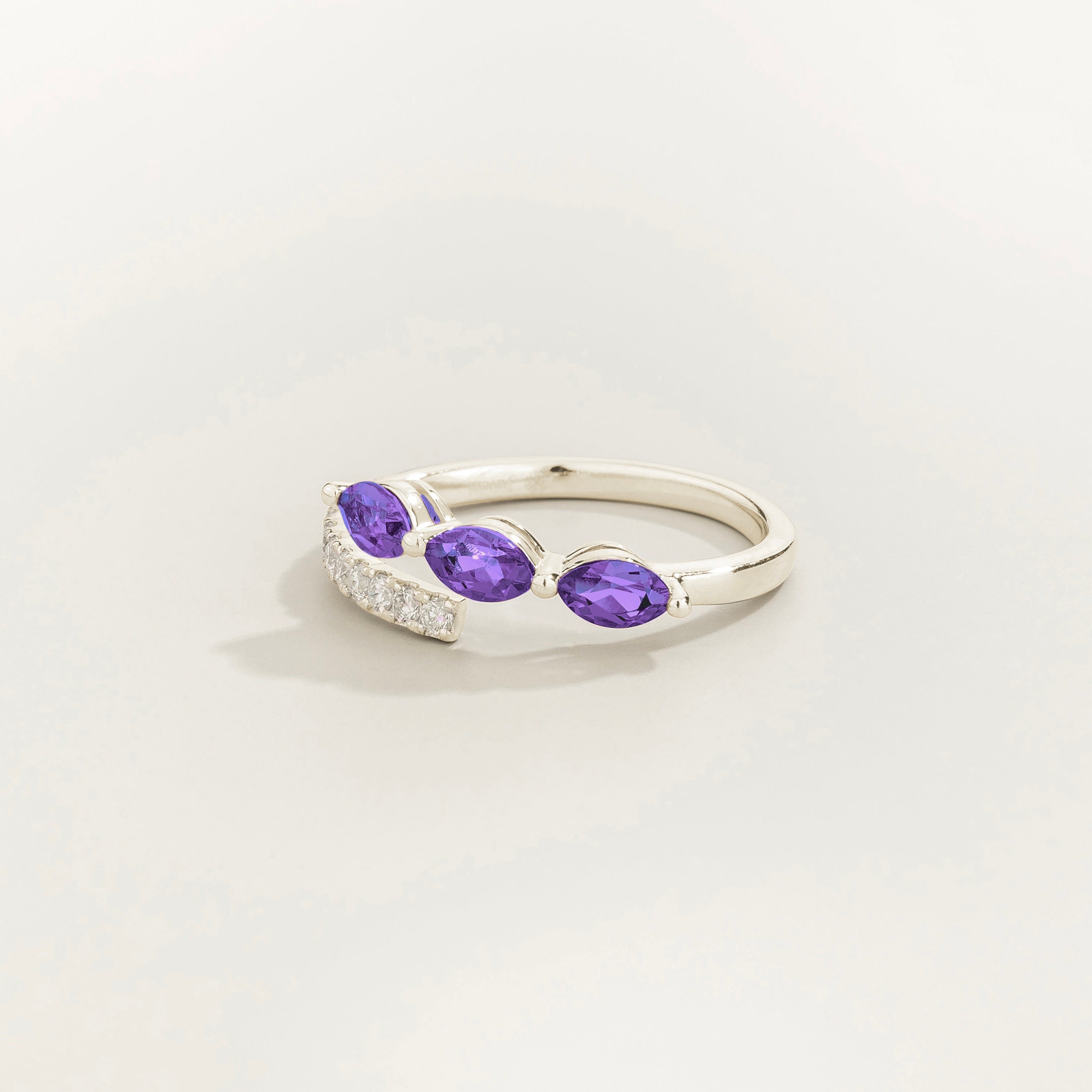 Angled view of the round purple sapphire on the Sava ring in white gold, Juvetti jewellery