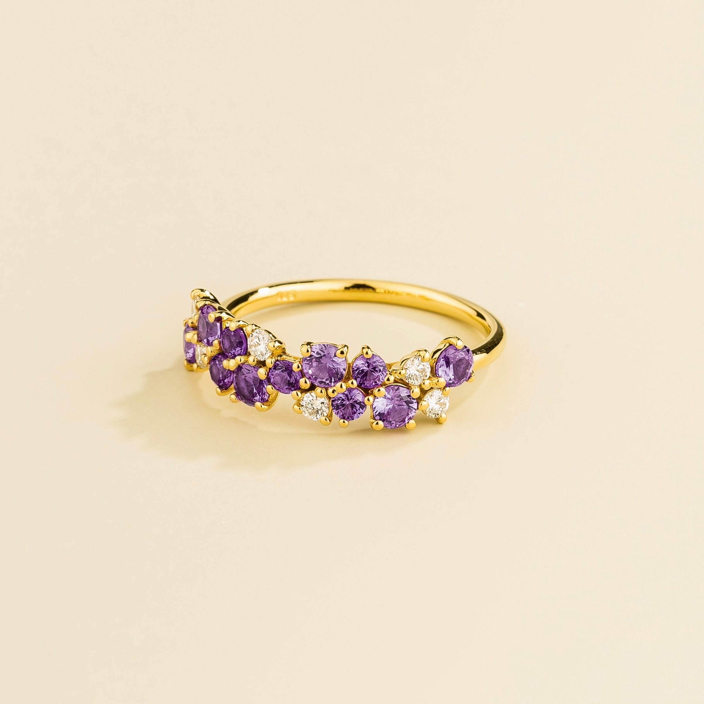 Angled view of the round purple sapphire on the Starry ring in gold, Juvetti jewellery
