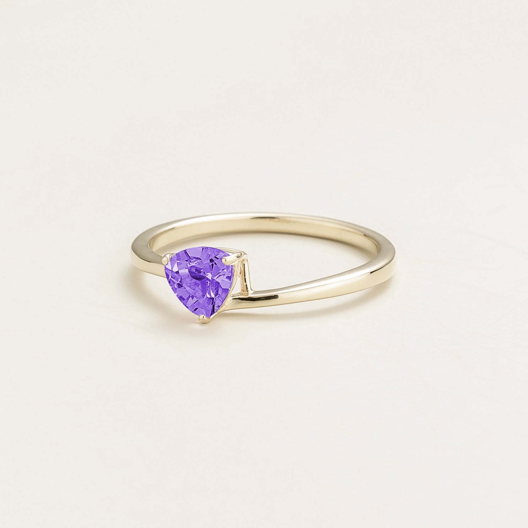 Side view of the Trillion purple sapphire ring in white gold showing the trillion purple sapphire, Juvetti London