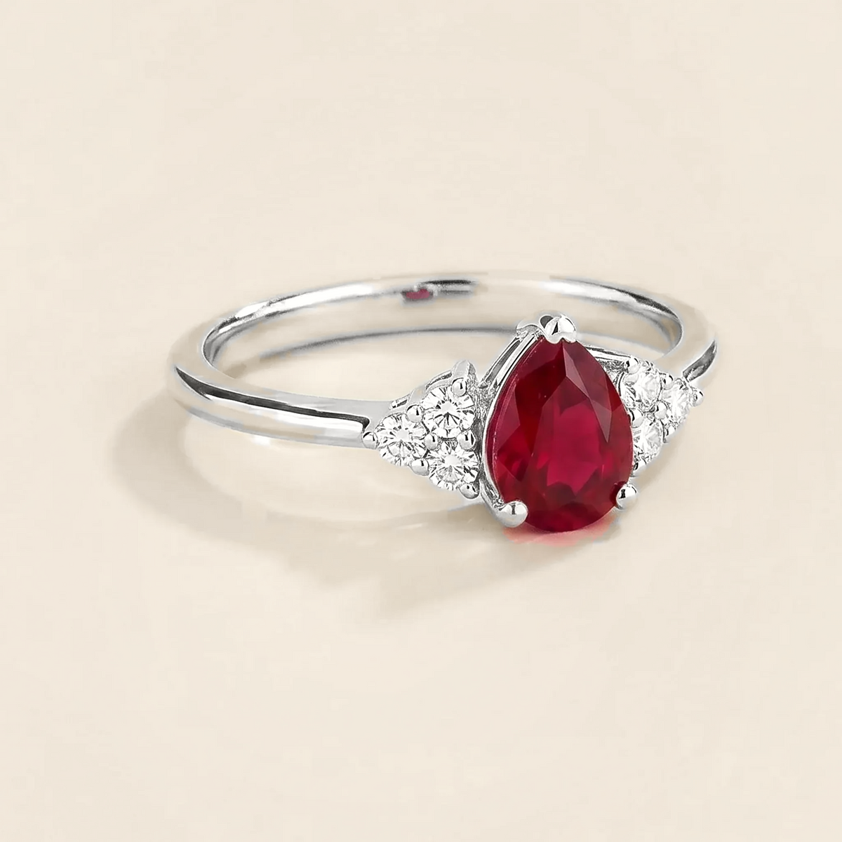 Pear-cut lab-grown ruby and diamond ring in white gold – side view | Pisa by Juvetti