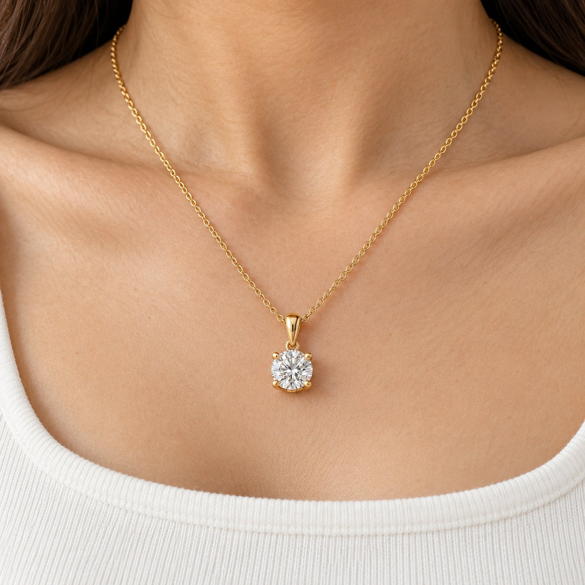 Solitaire pendant setting worn at the collarbone