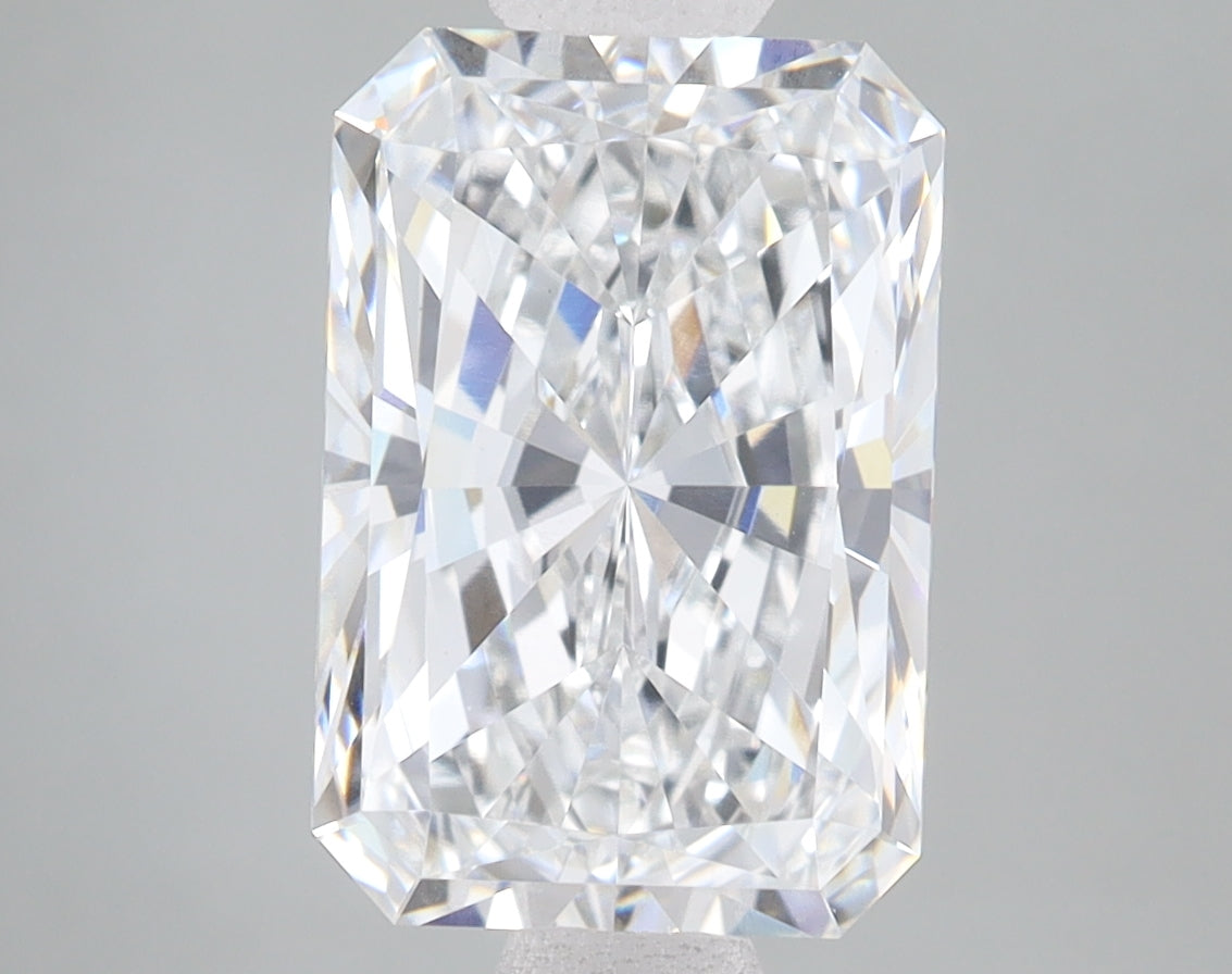 IGI certificate for 4.04ct Radiant lab-grown diamond, E VS1