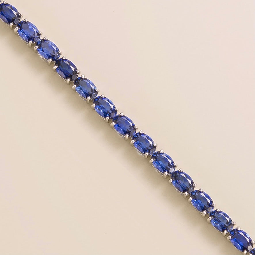 Salto tennis bracelet in Blue sapphire set in White gold
