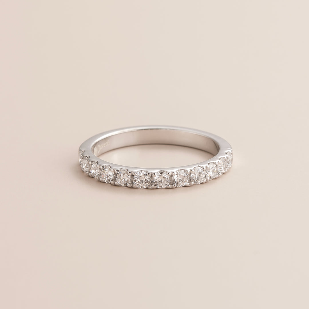 Salto white gold ring set with Diamond