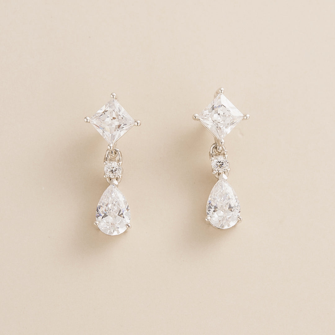 Ori white gold earrings set with Diamond