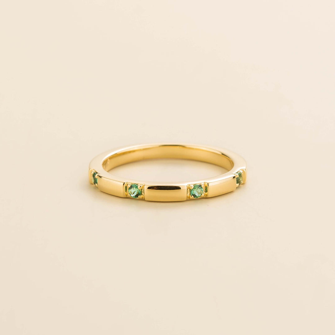 Balans gold ring set with Emerald