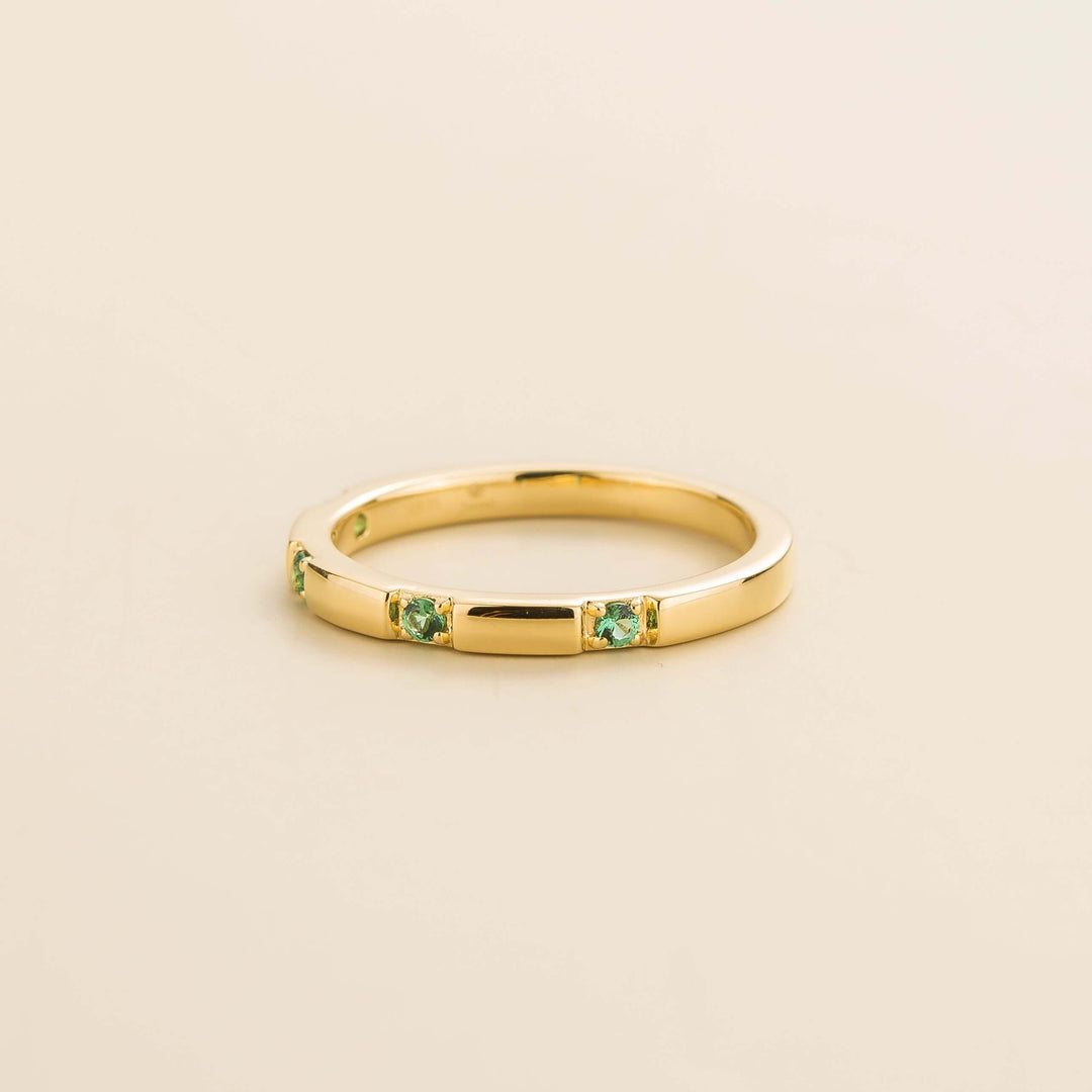 Balans gold ring set with Emerald