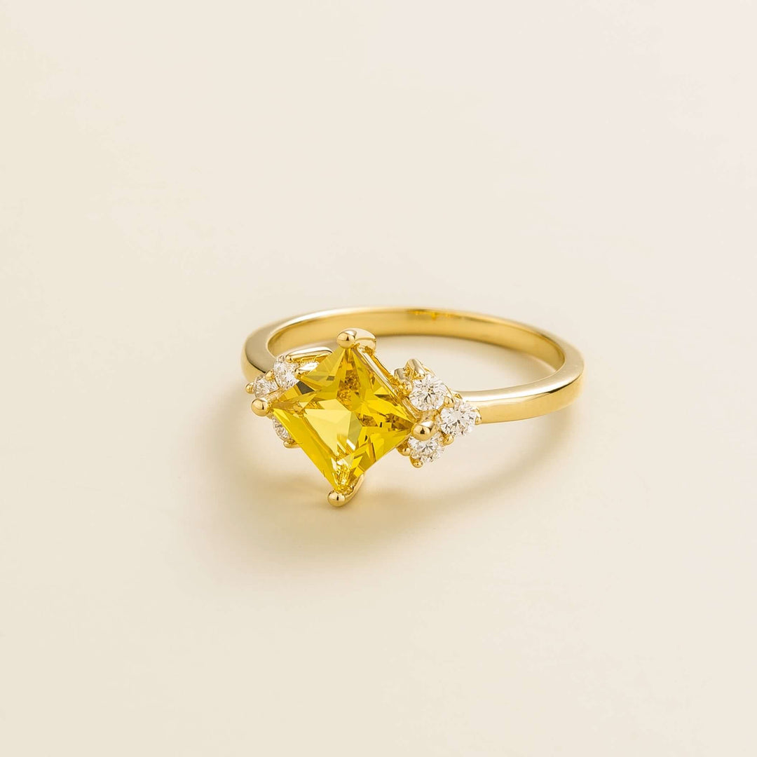 Amore ring in Yellow sapphire and Diamond set in Gold