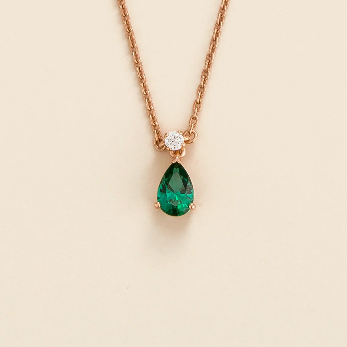 Lab-grown emerald and diamond pear drop pendant necklace in rose gold, small – front view | Pisa by Juvetti