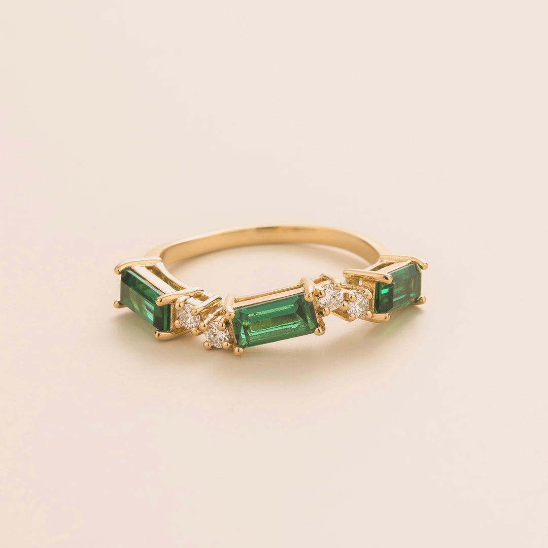 Forma gold ring set with Emerald & Diamond